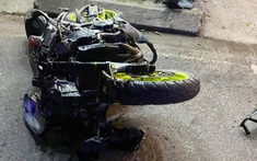 Nam Định: Biker ôm cua, tông thẳng xe mô tô phân khối lớn vào gốc cây bên đường, 1 người bị thương