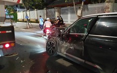 Quảng Ninh: VinFast LUX SA2.0 vỡ nát đầu xe, trục bánh trước có dấu hiệu gãy sau khi tông đuôi xe cẩu