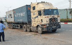 Bình Dương: Va chạm với xe container, người đàn ông đi xe máy tử vong tại chỗ