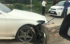 Video: Mercedes-Benz hỏng nặng đầu xe sau khi tông trúng trụ bê tông giữa đường, dân mạng tranh cãi gay gắt