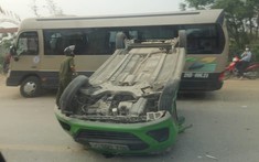 Video quay lại khoảnh khắc va chạm giữa xe taxi với xe máy khiến 1 người bị thương nặng