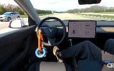 Đây là bằng chứng cho thấy người lái có thể đánh lừa hệ thống Autopilot của Tesla