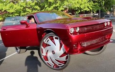 Xe cơ bắp Dodge Challenger SRT Hellcat trông "tức cười" với bộ la-zăng 34 inch độ quá khổ