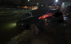 Tài xế Jaguar XF lao đầu xe xuống kênh nước vì đi theo hướng dẫn của định vị vệ tinh