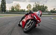 Bạn nghĩ Ducati Panigale V4 đã rất mạnh mẽ? Không, nó sẽ còn mạnh mẽ hơn nữa với gói phụ kiện độ này