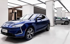 Hãng điện thoại Huawei ra mắt mẫu ô tô đầu tiên với kích thước như Hyundai Santa Fe