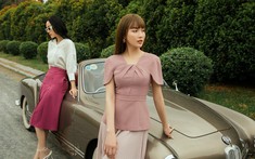 Hai thiếu nữ lịch lãm bên xe cổ mui trần Volkswagen Karmann Ghia Cabriolet