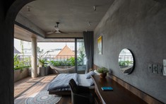 Nhà phố bên ngoài kín bưng, bên trong ngập tràn nắng gió, cây xanh