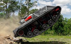 Theo dõi YouTuber "quậy tưng bừng" bằng một chiếc xe địa hình Ripsaw Tank trị giá 500.000 USD