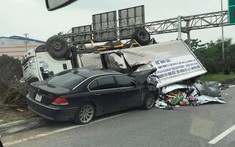 Bắc Ninh: Va chạm với xe sang BMW 7-Series, ô tô tải lật ngửa trên dải phân cách