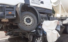 Video quay khoảnh khắc ô tô con bị vò nát giữa 2 xe đầu kéo khiến gia đình 5 người thiệt mạng
