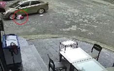 Video: Xe taxi cuốn 2 chị em vào gầm sau tai nạn tại ngã tư của Hà Giang