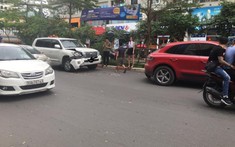 Hà Nội: Toyota Land Cruiser biển xanh tông trúng SUV hạng sang Porsche Macan, 2 xe đều bị hư hỏng