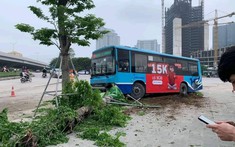 Hà Nội: Xe buýt lao lên vỉa hè, tông tử vong người đàn ông đang đi bộ