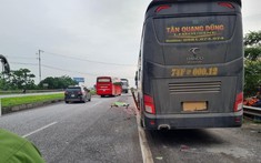 Hà Nội: Xuống kiểm tra cốp ô tô khách, phụ xe bị xe container tông tử vong