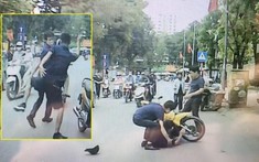 Video: Mở cửa gây tai nạn, tài xế ô tô bị người đi xe máy đánh túi bụi trên đường Hà Nội