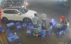 Video: Tài xế lái ô tô Hyundai Santa Fe lùi vào quán nhậu vỉa hè rồi bỏ chạy trên đường Hà Nội