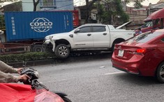 Video: Xe container liên tục va vào dải phân cách rồi tông trúng xe bán tải Ford Ranger trên đường Hải Phòng