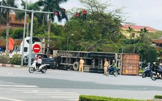 Video: Đang ôm cua tại ngã tư của Hải Phòng, xe container bị lật phần rơ-moóc phía sau