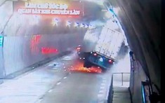 Video quay khoảnh khắc xe container mất lái, tông vào thành hầm Hải Vân 2 đến tóe lửa