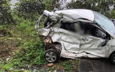 Hòa Bình: Va chạm với ô tô khách, xe con Kia Morning bẹp dúm, 2 người tử vong