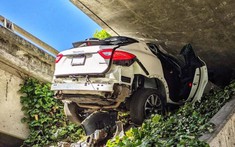 SUV hạng sang Maserati Levante bẹp dúm dưới gầm cầu vượt trong vụ tai nạn khó tin