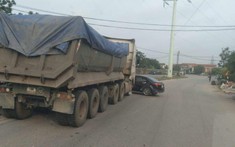 Video: Tránh xe đang lùi ra đường, ô tô con Toyota Corolla Altis bị xe ben tông trúng tại Phú Thọ