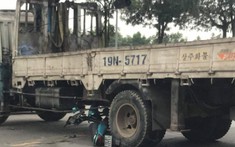 Video: Xe máy "phóng nhanh", va chạm với xe tải cẩu đang quay đầu, 1 thanh niên nhập viện