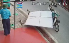 Video: Biển quảng cáo đổ xuống đường, gây tai nạn liên hoàn cho 2 học sinh đi xe máy tại Quảng Ninh