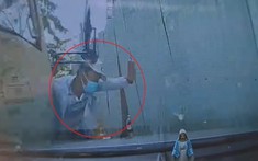 Video: Đang bốc hàng bên lề đường, người đàn ông suýt bị xe bồn tông tử vong tại Sài Gòn