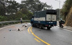 Xe máy tông trực diện ô tô tải trên đường lên Tam Đảo, người điều khiển tử vong