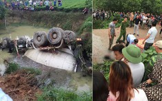 Thái Nguyên: Xe bồn chở bê tông lật ngửa dưới ao, tài xế tử vong
