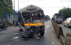 Video: Ô tô khách va chạm với xe máy rồi tông vào cột đèn khiến nữ sinh tử vong tại Tiền Giang