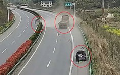Video: Va chạm với ô tô đỗ trên làn dừng khẩn cấp, xe đầu kéo làm rơi cuộn thép 29 tấn xuống đường