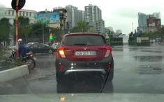 Video: Tài xế lái VinFast Fadil gây tai nạn cho người đi xe máy trên đường Hà Nội rồi bỏ chạy