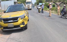 Video: Va chạm với Toyota Innova, 2 người đi xe máy ngã xuống đường, bị Kia Seltos cán trúng tại Vĩnh Long
