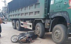 Video quay khoảnh khắc tài xế xe ben ôm cua gấp, cán gãy chân người đi xe máy tại Vĩnh Phúc