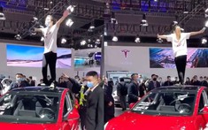 Bức xúc vì cho rằng chiếc Tesla Model 3 của mình bị lắp phanh hỏng, người phụ nữ "làm loạn" tại triển lãm Ô tô Thượng Hải 2021