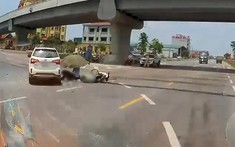 Video: Xe máy va chạm với ô tô trên QL38B, 1 người nguy kịch