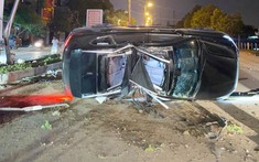 Thanh Hoá: Tông vào dải phân cách, Hyundai Santa Fe lật nghiêng giữa đường, bẹp dúm mui xe