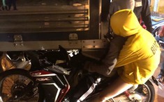 Tiền Giang: Tông vào đuôi xe tải đậu ven đường, 2 người đi xe máy thương vong