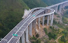 Đường cao tốc miền núi này có làn quay đầu vừa tiện lợi vừa đẹp mắt