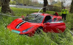 Ferrari 488 Pista mới 1 ngày tuổi đã gặp tai nạn đáng tiếc vì chủ xe "gà mờ"