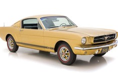 Đây là chiếc Ford Mustang Fastback 1965 sơn vảy vàng độc nhất vô nhị, hiếm ai biết đến