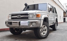 Đây là chiếc Toyota Land Cruiser bọc giáp tương tự trong vụ cướp ở Nam Phi, giá bán khoảng 1,3 tỷ đồng