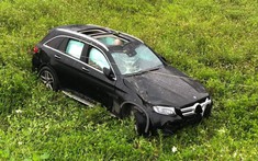 Mercedes-Benz GLC lao xuống bãi cỏ bên đường đại lộ Thăng Long, túi khí bung ra phủ kín cửa sổ