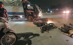 Bắc Ninh: Tông xe máy trực diện vào xe tải trong đêm tối, thanh niên bất tỉnh ngay tại chỗ