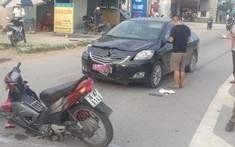 Thanh Hoá: Xe máy gãy phuộc trước sau va chạm với Toyota Vios ở ngã 5, 2 người bị thương