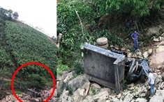 Lào Cai: Xe tải rơi xuống vực biến dạng nghiêm trọng, lái xe may mắn thoát chết
