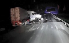 Video: Xe container "cày nát" một đoạn dải phân cách ở Hà Tĩnh khiến cabin xe hỏng nặng